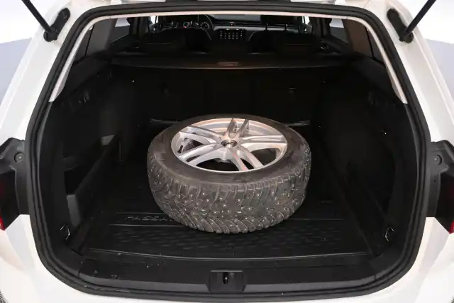 Valkoinen Farmari, Volkswagen Passat – FSA-714
