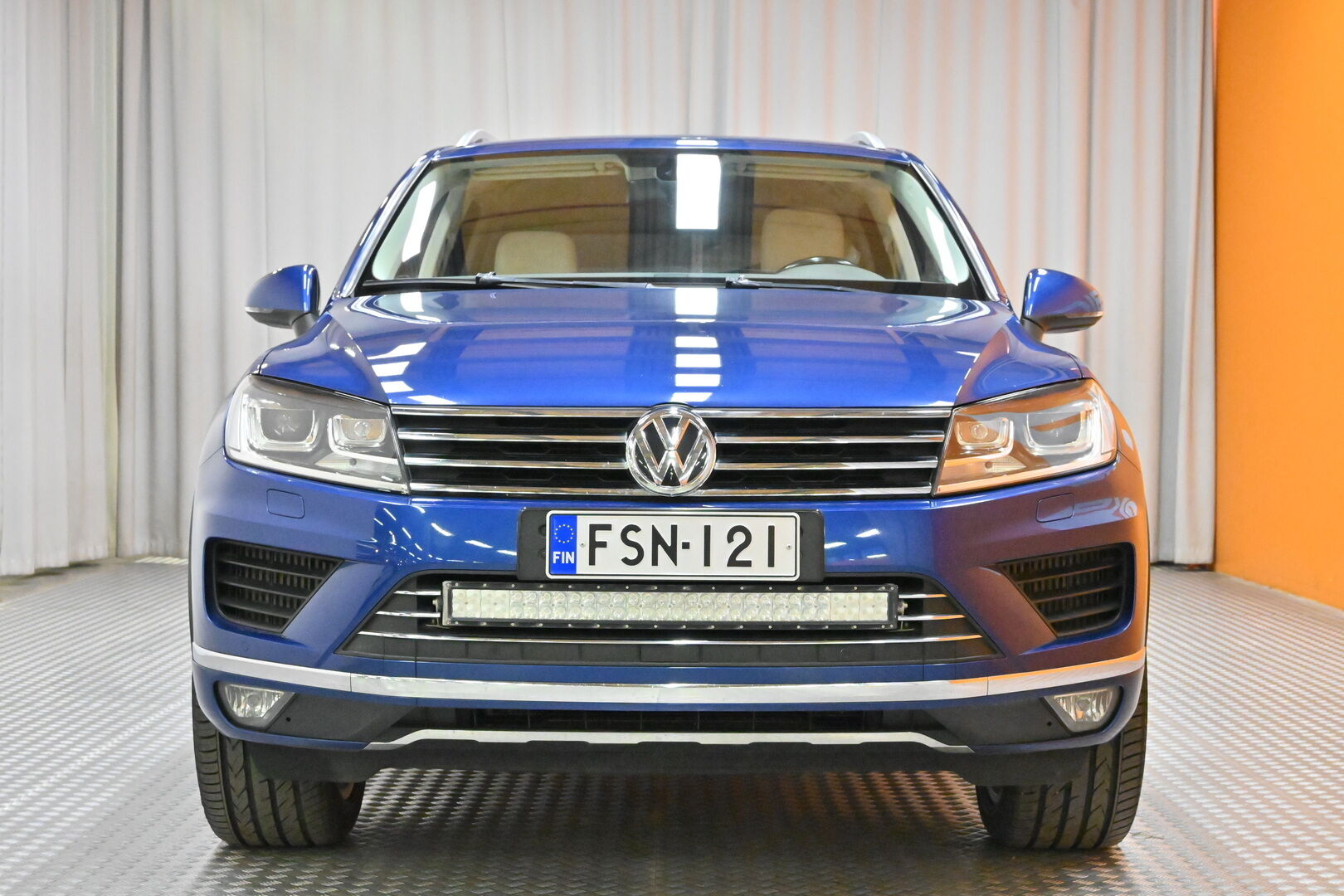 Sininen Maastoauto, Volkswagen Touareg – FSN-121