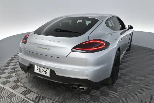 Harmaa Sedan, Porsche Panamera – FUR-6