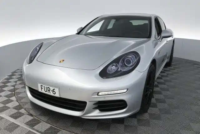 Harmaa Sedan, Porsche Panamera – FUR-6