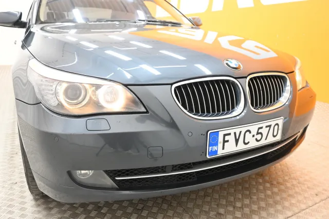 Harmaa Sedan, BMW 525 – FVC-570