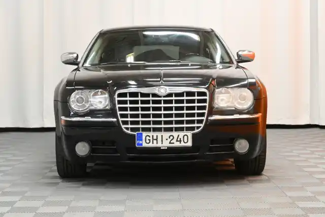 Musta Viistoperä, Chrysler 300C – GHI-240