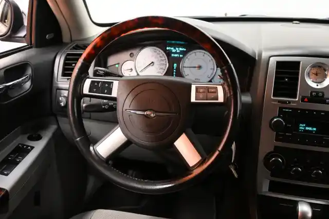 Musta Viistoperä, Chrysler 300C – GHI-240