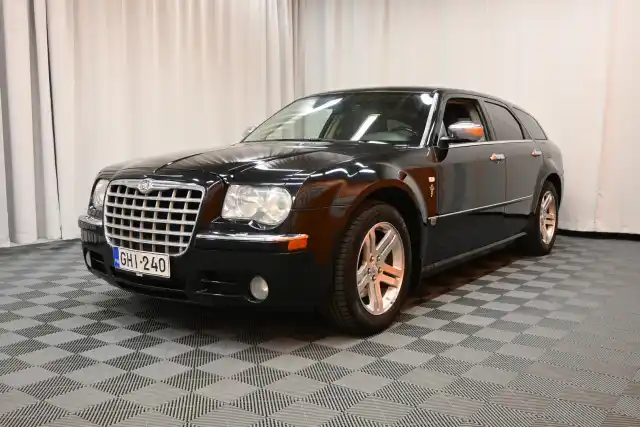 Musta Viistoperä, Chrysler 300C – GHI-240