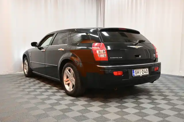 Musta Viistoperä, Chrysler 300C – GHI-240