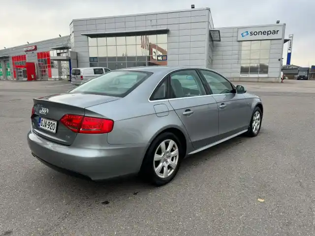 Harmaa Sedan, Audi A4 – GJA-920