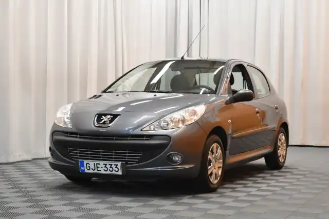 Harmaa Viistoperä, Peugeot 206+ – GJE-333