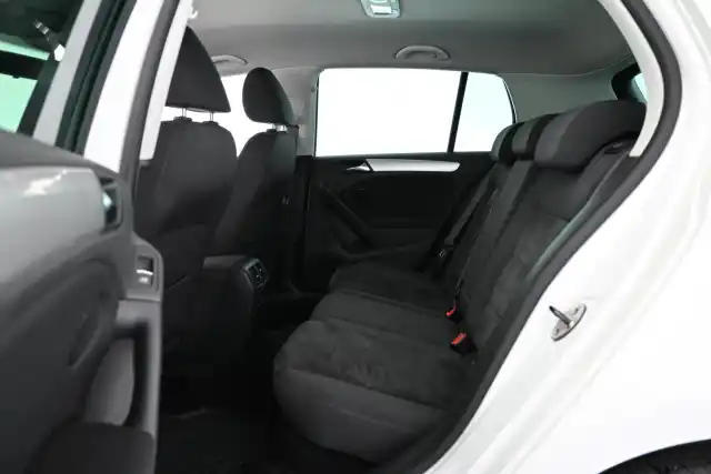 Valkoinen Viistoperä, Volkswagen Golf – GJE-735