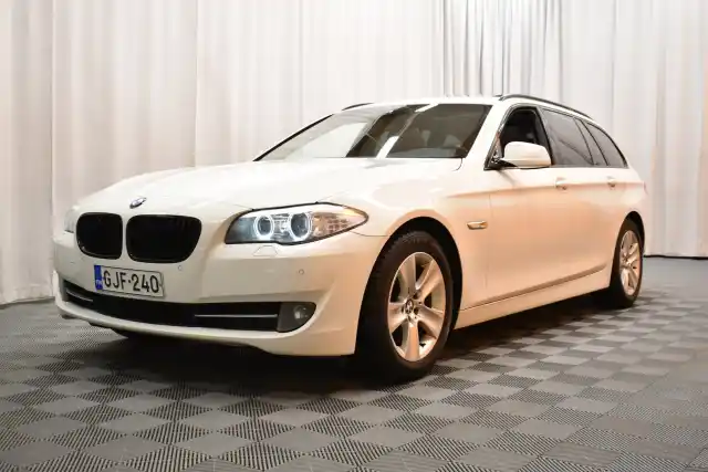 Valkoinen Farmari, BMW 520 – GJF-240