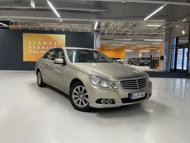 Ruskea Sedan, Mercedes-Benz E – GJF-362