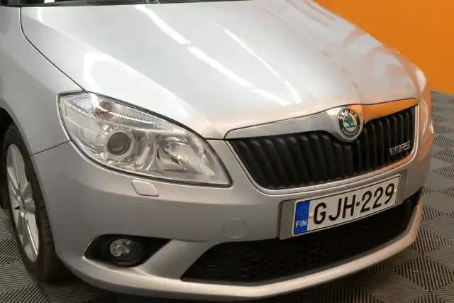 Harmaa Viistoperä, Skoda Fabia – GJH-229