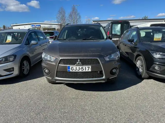 Ruskea (beige) Maastoauto, Mitsubishi Outlander – GJJ-517