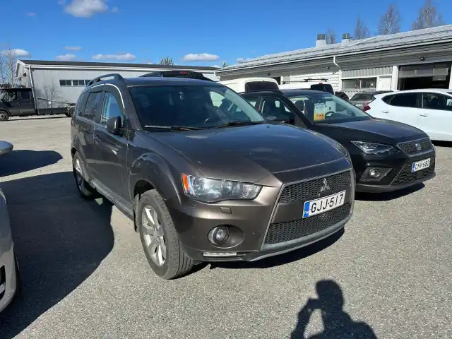 Ruskea (beige) Maastoauto, Mitsubishi Outlander – GJJ-517