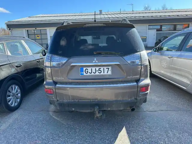 Ruskea (beige) Maastoauto, Mitsubishi Outlander – GJJ-517