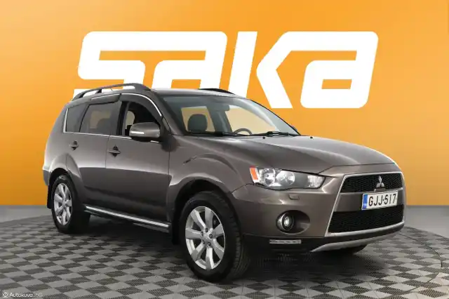 Ruskea (beige) Maastoauto, Mitsubishi Outlander – GJJ-517