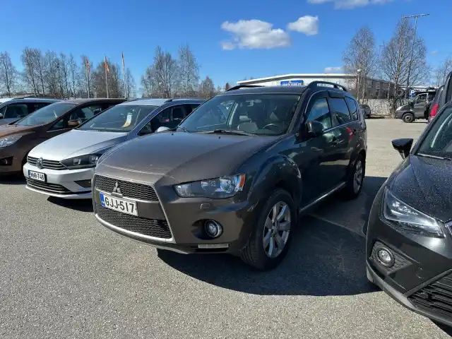 Ruskea (beige) Maastoauto, Mitsubishi Outlander – GJJ-517