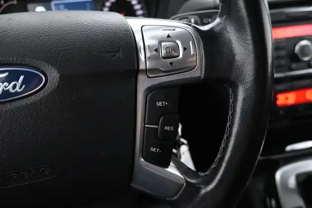 Valkoinen Tila-auto, Ford S-Max – GJK-210