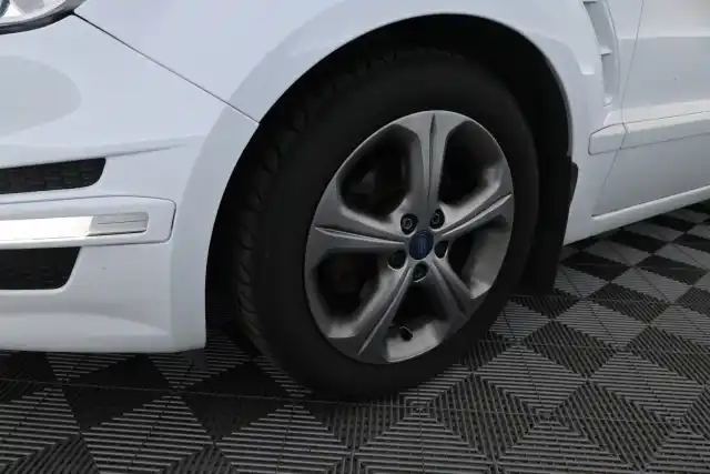 Valkoinen Tila-auto, Ford S-Max – GJK-210