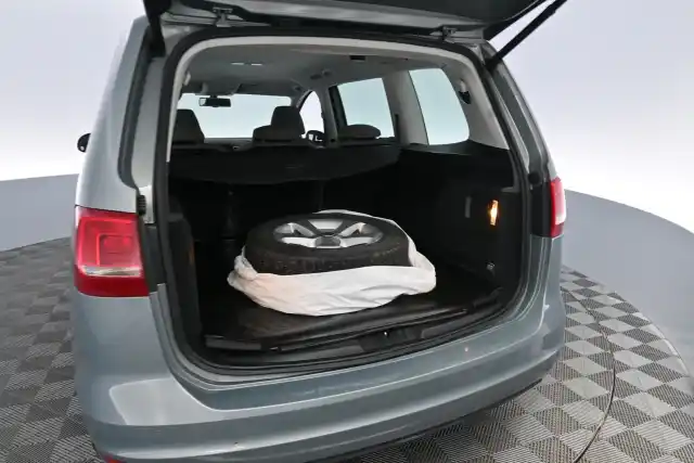 Harmaa Tila-auto, Volkswagen Sharan – GJK-435