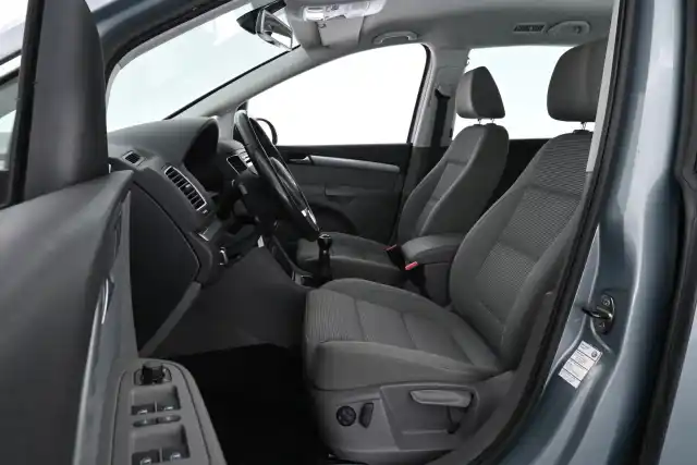 Harmaa Tila-auto, Volkswagen Sharan – GJK-435