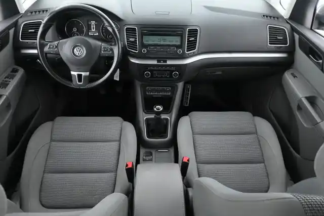 Harmaa Tila-auto, Volkswagen Sharan – GJK-435