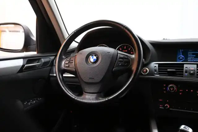 Harmaa Maastoauto, BMW X3 – GJL-387