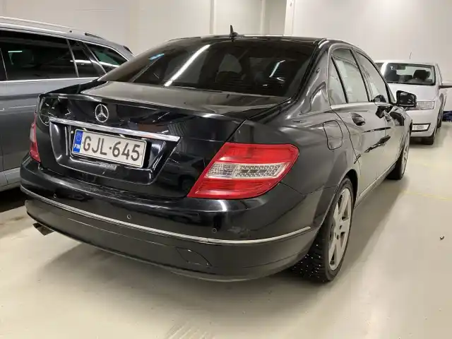 Musta Sedan, Mercedes-Benz C – GJL-645