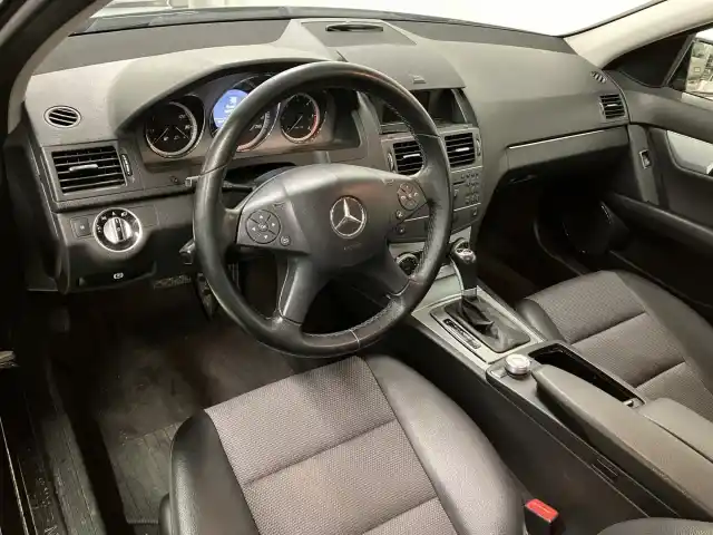 Musta Sedan, Mercedes-Benz C – GJL-645