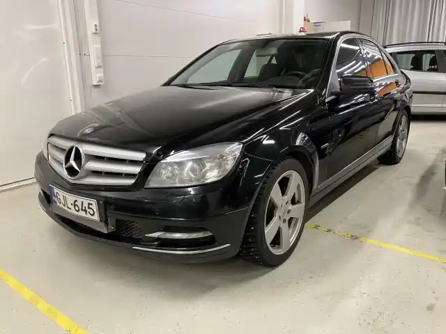 Musta Sedan, Mercedes-Benz C – GJL-645