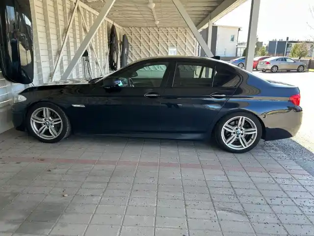 Musta Sedan, BMW 530 – GJO-731