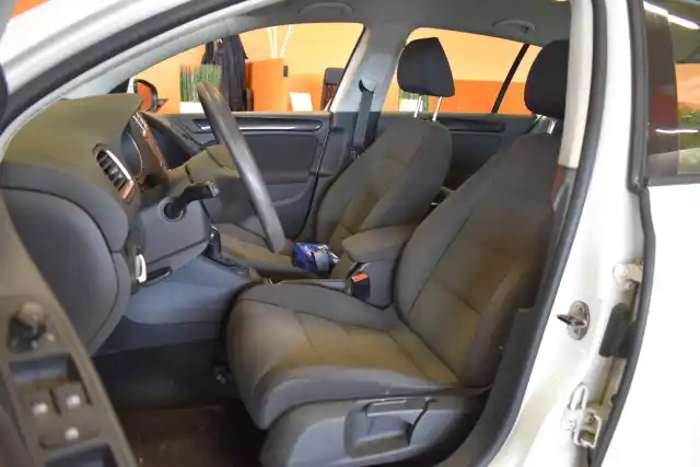 Valkoinen Viistoperä, Volkswagen Golf – GJP-288