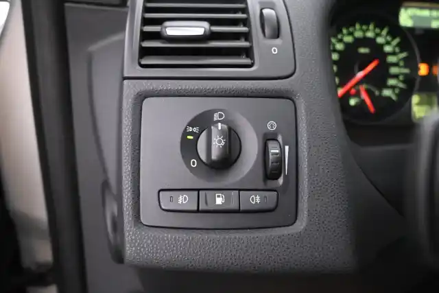 Harmaa Farmari, Volvo V50 – GJP-404