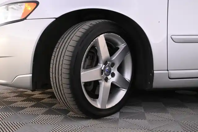 Harmaa Farmari, Volvo V50 – GJP-404
