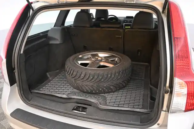 Harmaa Farmari, Volvo V50 – GJP-404