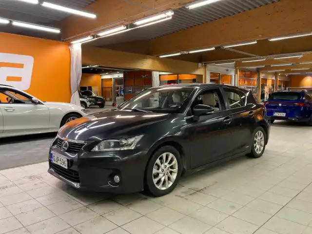 Harmaa Viistoperä, Lexus CT – GJP-596