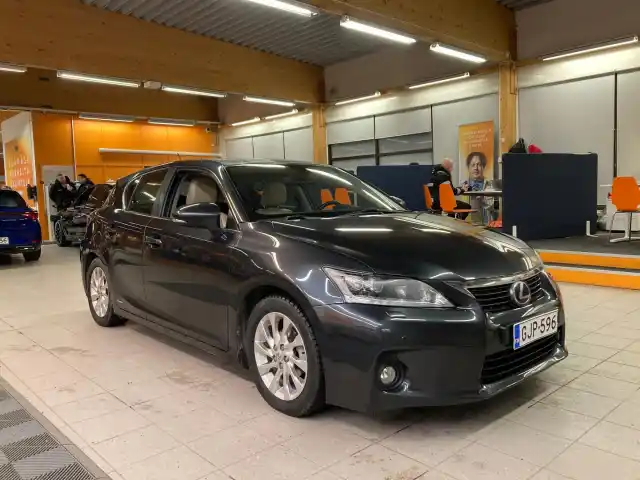 Harmaa Viistoperä, Lexus CT – GJP-596