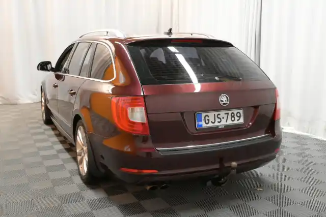 Punainen Farmari, Skoda Superb – GJS-789