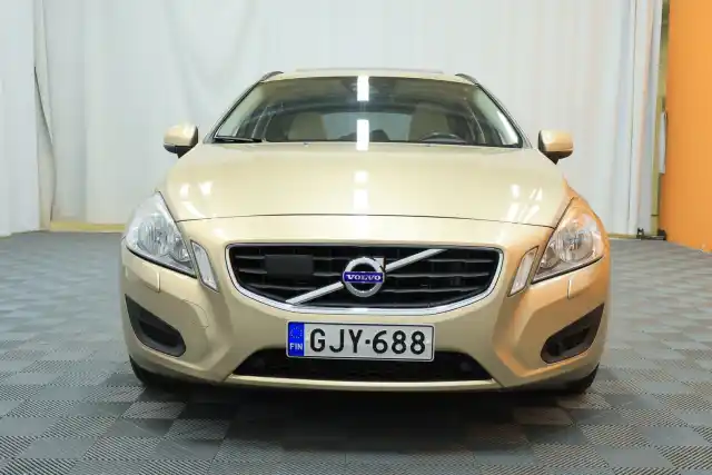 Ruskea Farmari, Volvo V60 – GJY-688