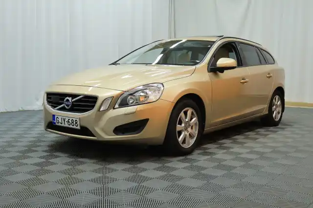 Ruskea Farmari, Volvo V60 – GJY-688