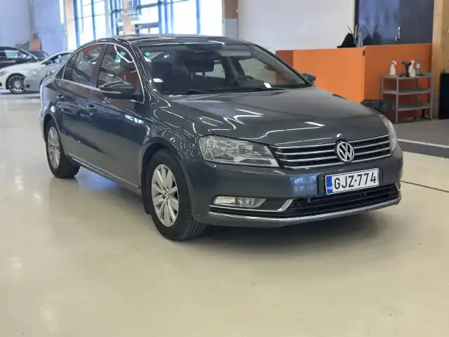 Harmaa Sedan, Volkswagen Passat – GJZ-774
