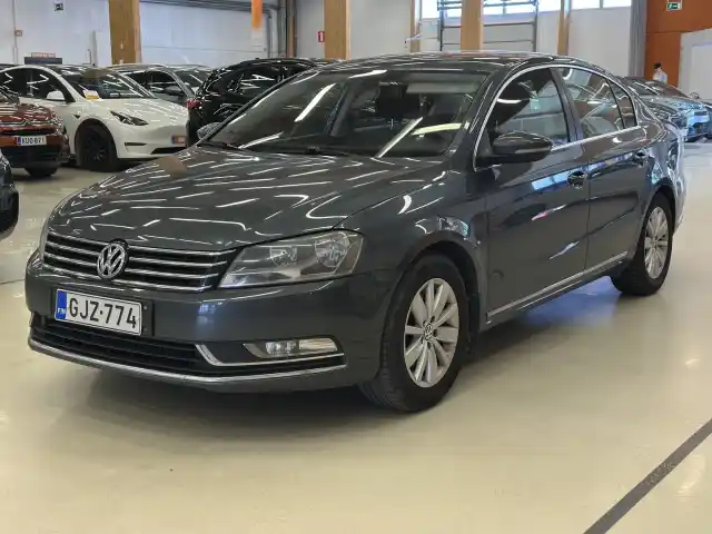 Harmaa Sedan, Volkswagen Passat – GJZ-774