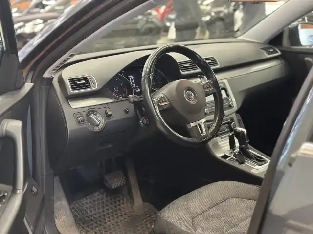 Harmaa Sedan, Volkswagen Passat – GJZ-774
