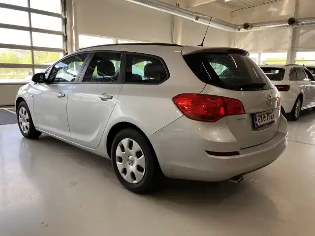 Hopea Farmari, Opel Astra – GKB-792