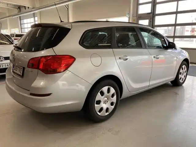 Hopea Farmari, Opel Astra – GKB-792