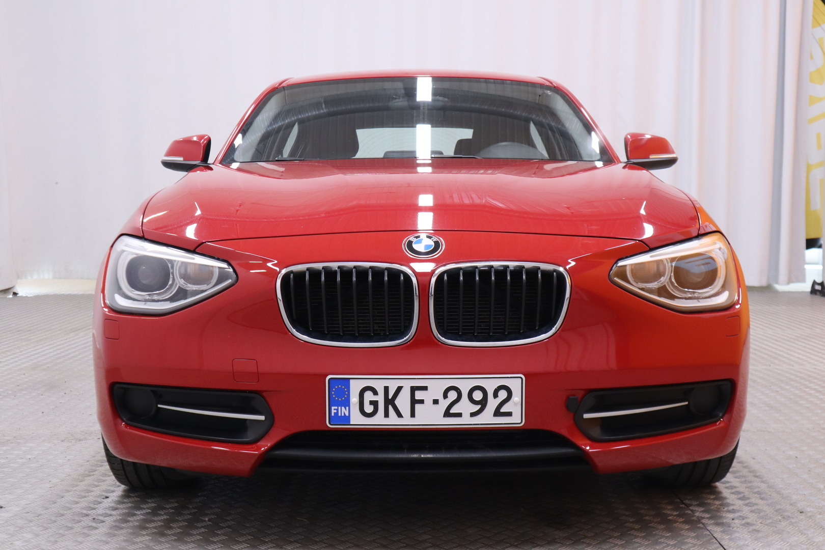 Punainen Viistoperä, BMW 116 – GKF-292