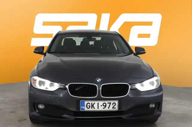 Harmaa Sedan, BMW 320 – GKI-972