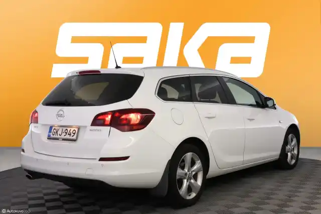 Valkoinen Farmari, Opel Astra – GKJ-949