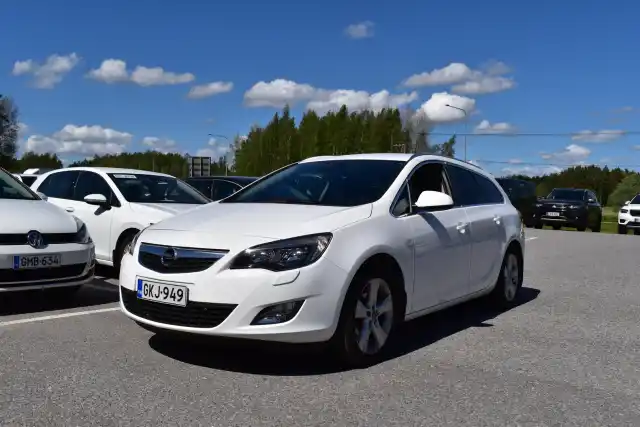 Valkoinen Farmari, Opel Astra – GKJ-949