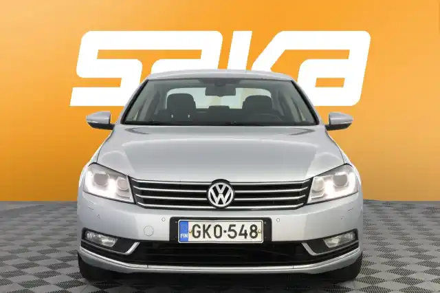 Harmaa Sedan, Volkswagen Passat – GKO-548