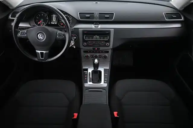 Harmaa Sedan, Volkswagen Passat – GKO-548